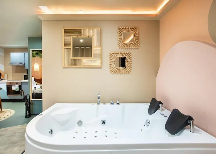 Pink Desert Jacuzzi Studio, Centre